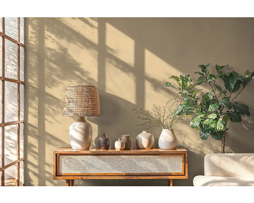 Dekoratives Interieur mit Tischlampe, Vasen, Pflanze und Holzkonsole