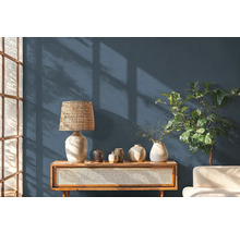 Wohnraum mit Holzkonsole, Tischlampe und Dekorationsgegenständen.