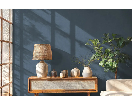 Wohnraum mit Holzkonsole, Tischlampe und Dekorationsgegenständen.