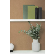 Dekorative Regalszene mit Büchern und Eukalyptus in Vase