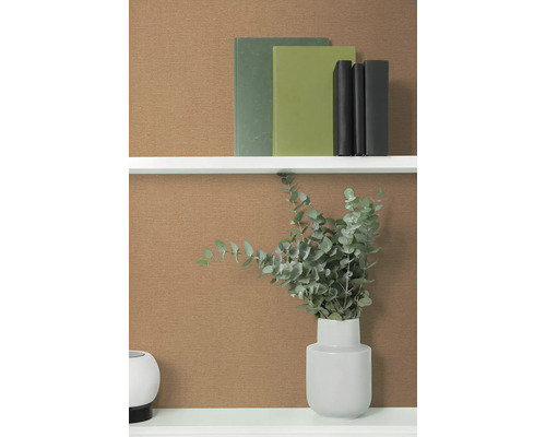 Dekorative Regalszene mit Büchern und Eukalyptus in Vase
