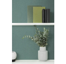 Regal mit Büchern und Eukalyptus in Vase