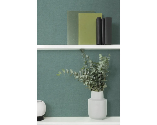 Regal mit Büchern und Eukalyptus in Vase