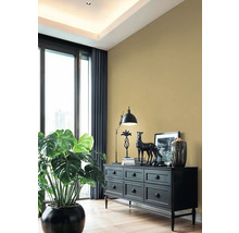 Wohnzimmer mit schwarzer Kommode, Lampe, Dekoration und Zimmerpflanze