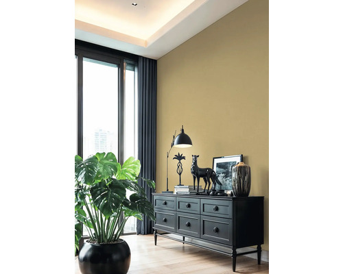 Wohnzimmer mit schwarzer Kommode, Lampe, Dekoration und Zimmerpflanze