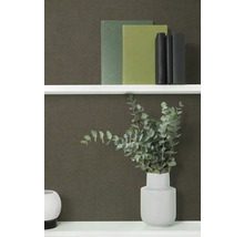 Regal mit Büchern und Vase mit Eukalyptus