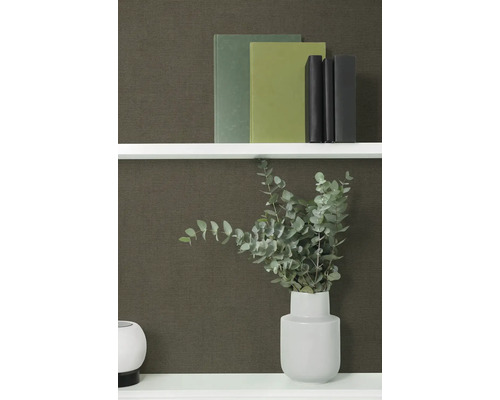 Regal mit Büchern und Vase mit Eukalyptus