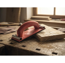 Handschleifklotz mit Griff auf Werkbank