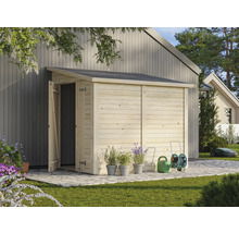 Holzgartenhaus mit geöffneter Tür, Gießkanne, Schlauchwagen und Rasenmähroboter im Garten