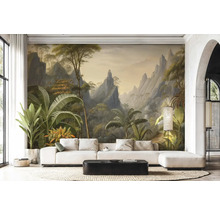 Wohnzimmer mit Fototapete einer tropischen Gebirgslandschaft mit Palmen, hellem Sofa und schwarzem Couchtisch.