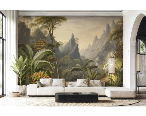 Wohnzimmer mit Fototapete einer tropischen Gebirgslandschaft mit Palmen, hellem Sofa und schwarzem Couchtisch.