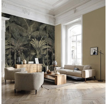 Modernes Wohnzimmer mit Fototapete mit Palmenmotiv, hellen Polstermöbeln, Holztisch und Fischgrät-Parkettboden.