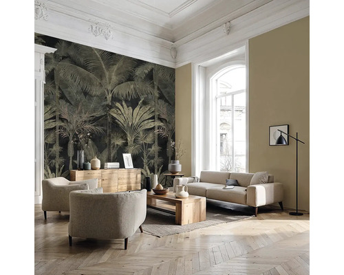 Modernes Wohnzimmer mit Fototapete mit Palmenmotiv, hellen Polstermöbeln, Holztisch und Fischgrät-Parkettboden.
