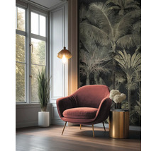 Wohnzimmer mit tropischer Palmentapete, rostfarbenem Sessel mit Goldfüßen, goldenem Beistelltisch und einer Zimmerpflanze am Fenster.