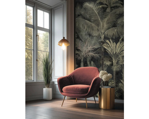 Wohnzimmer mit tropischer Palmentapete, rostfarbenem Sessel mit Goldfüßen, goldenem Beistelltisch und einer Zimmerpflanze am Fenster.