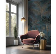 Moderner Wohnraum mit Fototapete im Palmen-Design, Samtsessel, goldenem Beistelltisch und großem Fenster.