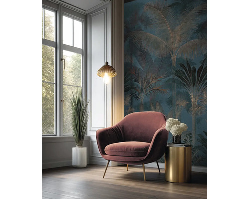 Moderner Wohnraum mit Fototapete im Palmen-Design, Samtsessel, goldenem Beistelltisch und großem Fenster.