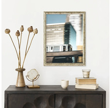 Dekoratives Stillleben mit Kommode, Bild, Vase und Accessoires