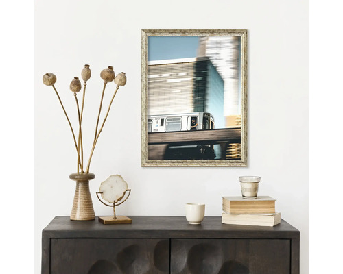 Dekoratives Stillleben mit Schrank, Bild, Vase und Accessoires