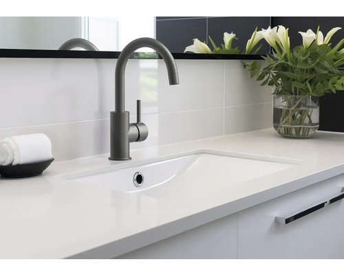 Badezimmer Waschbecken mit Armatur, Handtuch und Blumenvase