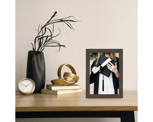 Dekorativer Fotorahmen aus Holz auf einem Tisch