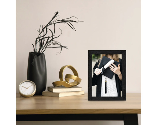 Dekorativer Tisch mit Fotorahmen, Vase und Uhr