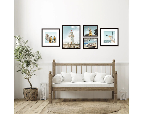 Wohnzimmer mit Fotos, Sitzbank und Zimmerpflanze