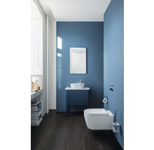Modernes Badezimmer mit Waschtisch, Spiegel, Wand-WC und blauer Wand