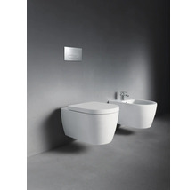 Wandhängendes WC und Bidet mit Betätigungsplatte im Badezimmer.