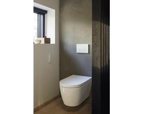 Modernes Badezimmer mit wandhängendem WC und Betätigungsplatte