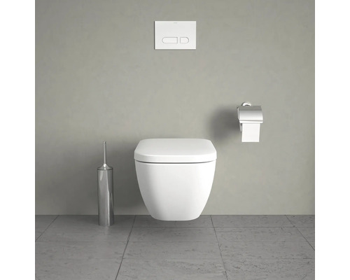 Wandhängendes WC mit Betätigungsplatte, Toilettenpapierhalter und Toilettenbürste