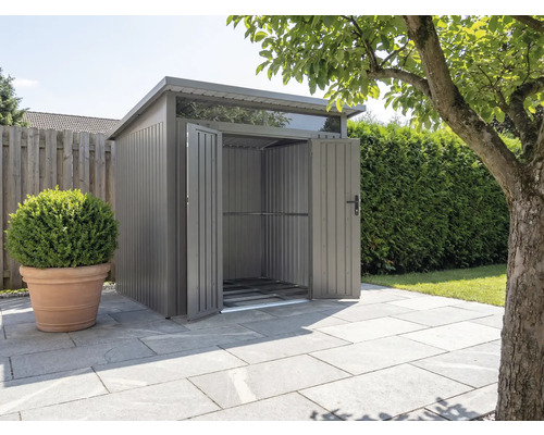 Gartenschrank aus Metall mit geöffneten Türen im Außenbereich