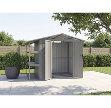 Geöffneter grauer Metallgeräteschuppen mit Regalen im Garten