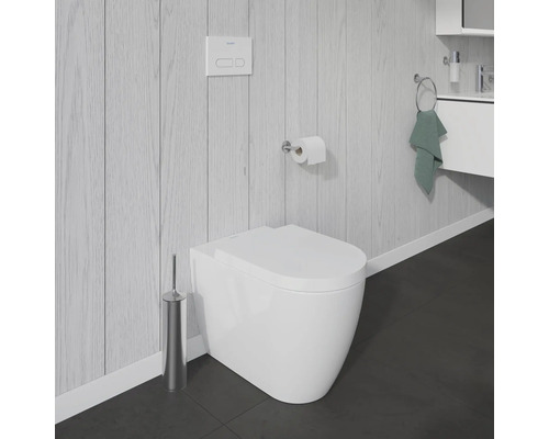 Modernes Badezimmer mit wandhängendem WC, Betätigungsplatte, Toilettenpapierhalter, WC-Bürste und Handtuchhalter