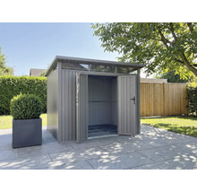 Metall Gerätehaus mit geöffneten Türen im Garten