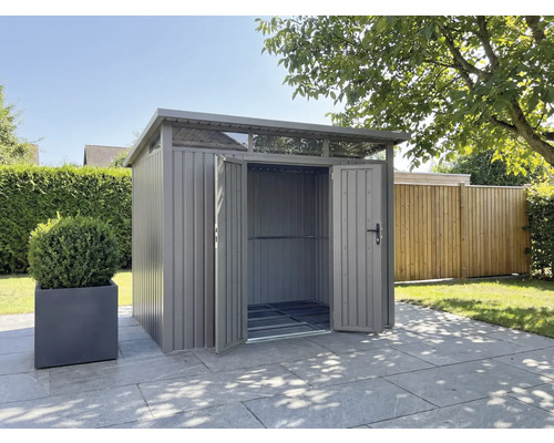 Metall Gerätehaus mit geöffneten Türen im Garten