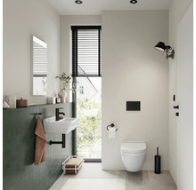 Modernes Badezimmer mit Waschbecken, Toilette und Fenster