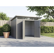 Metall Gerätehaus mit geöffneten Doppeltüren im Garten