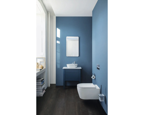 Modernes Badezimmer mit Waschtisch, Spiegel, Hänge-WC und blauer Wand
