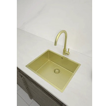 Goldfarbene Küchenspüle mit Wasserhahn auf einer Arbeitsplatte