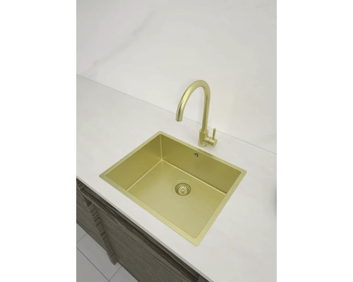 Goldfarbene Küchenspüle mit Wasserhahn auf einer Arbeitsplatte