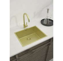 Goldfarbene Küchenspüle mit Wasserhahn auf einer Arbeitsplatte