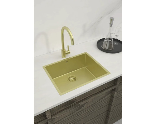 Goldfarbene Küchenspüle mit Wasserhahn auf einer Arbeitsplatte