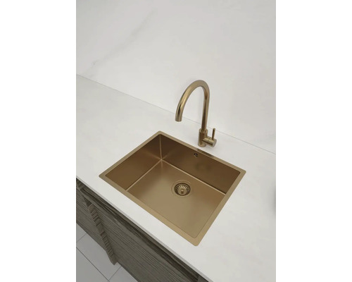 Spüle mit Wasserhahn auf Arbeitsplatte