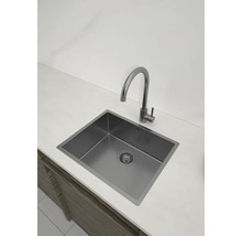 Küchenspüle mit Wasserhahn auf einer Arbeitsplatte