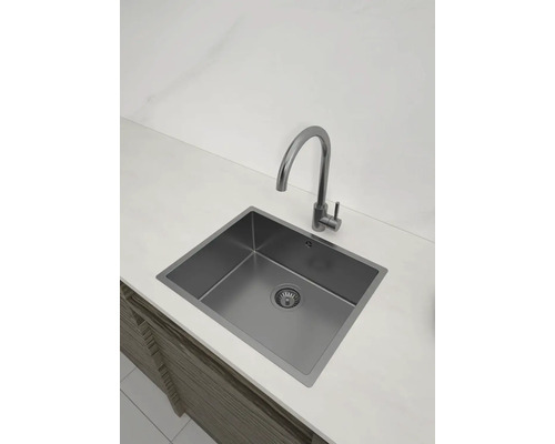 Küchenspüle mit Wasserhahn auf einer Arbeitsplatte