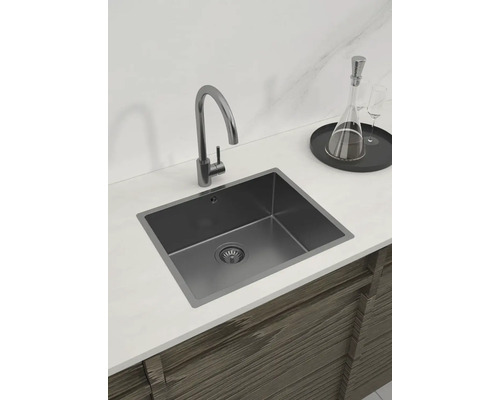 Spültisch mit Wasserhahn in einer Küchenumgebung.