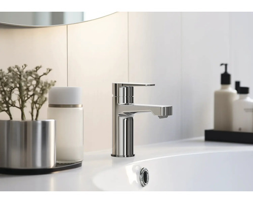 Modernes Badezimmer mit einem Waschbecken und einer Armatur aus Metall.