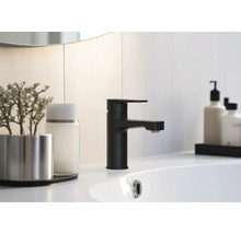 Schwarzer Waschtischmischer auf einem Waschbecken im Badezimmer