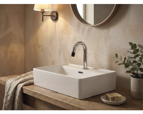 Modernes Badezimmer mit Aufsatzwaschbecken, Armatur und Spiegel